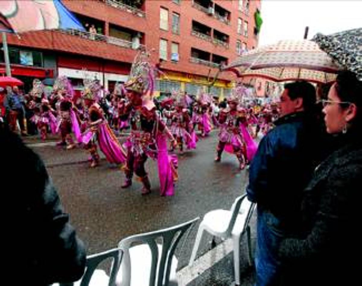 Las comparsas de la Falcap se retiran del Entierro de la Sardina