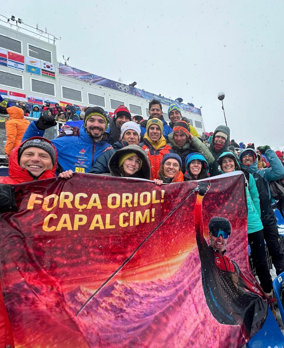Amics i familiars de Cardona donant-li suport des de la grada