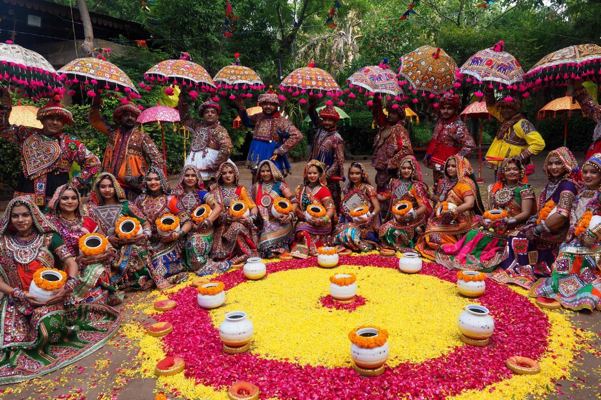 Ensayos del baile tradicional de Garba para el festival hindú de Navratri, en la India