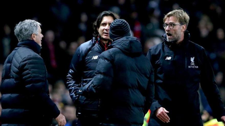 Mourinho y Klopp tuvieron un encontronazo en la banda.