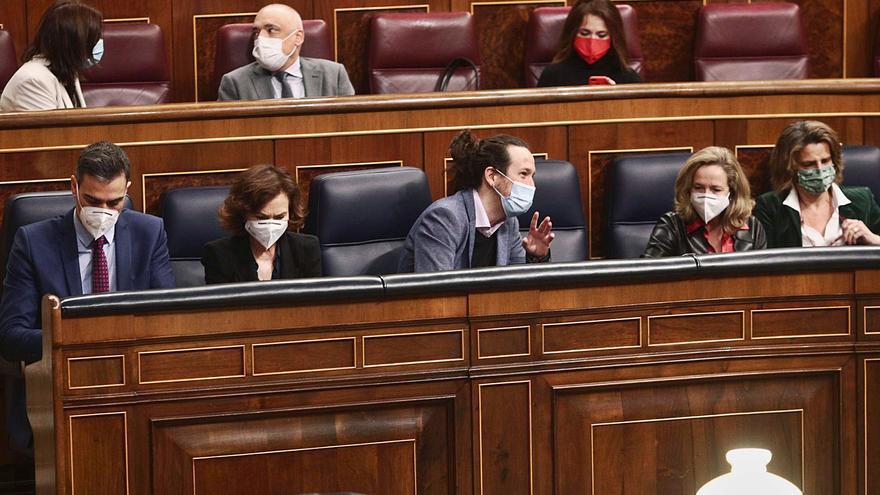 Los miembros del Gobierno, con el vicepresidente Iglesias al centro, durante un pleno del Congreso. | EFE