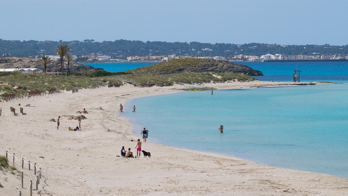 Las playas de Formentera harán que tu mente viaje a paraísos tropicales sin siquiera salir de España