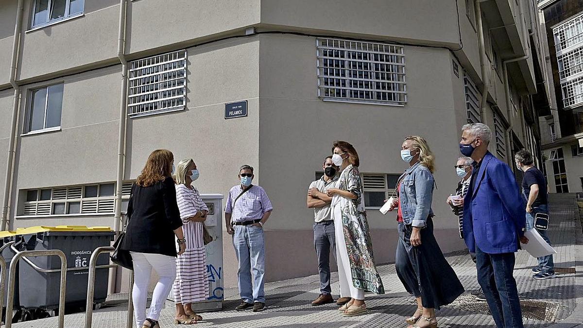 Eficiencia energética con fachada nueva. La conselleira de Medio Ambiente, Ángeles Vázquez, visitó ayer a los vecinos del número 2 de la calle Javier Fonte, en la zona de Orillamar, para comprobar el resultado de la obra de 15 meses que, con parte de financiación de la Xunta, mejoró la eficiencia energética del inmueble a través de envolvente térmica y uso de energías renovables. La empresa Remifer actuó en una superficie de más de 4.000 metros cuadrados de fachada. Vázquez destacó que la Xunta recibió en la última convocatoria de ayudas más de mil solicitudes, la mitad en la provincia de A Coruña. | LA OPINIÓN