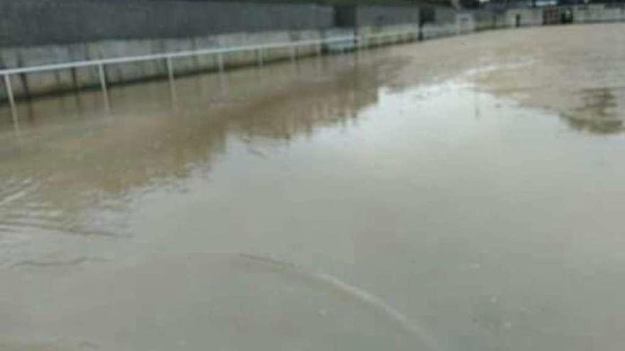 El campo de fútbol de La Luz, inundado de agua el pasado domingo por una avería en el desagüe general.