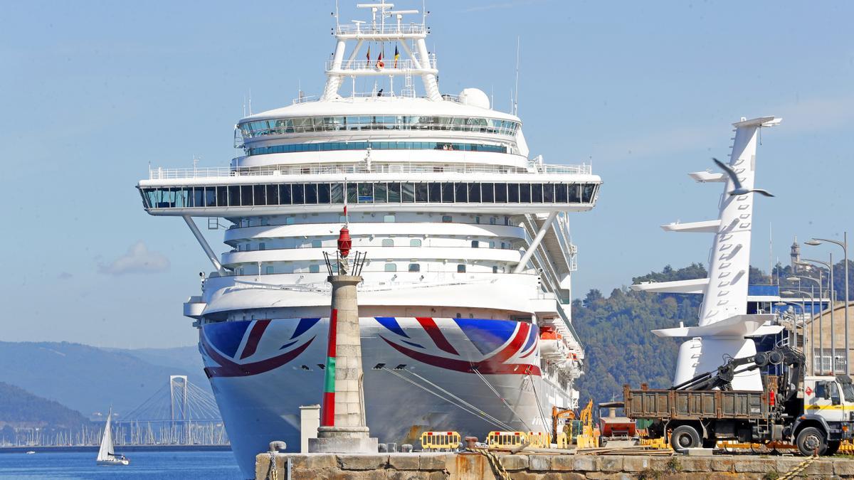 El mega-crucero británico Ventura hoy en Vigo.