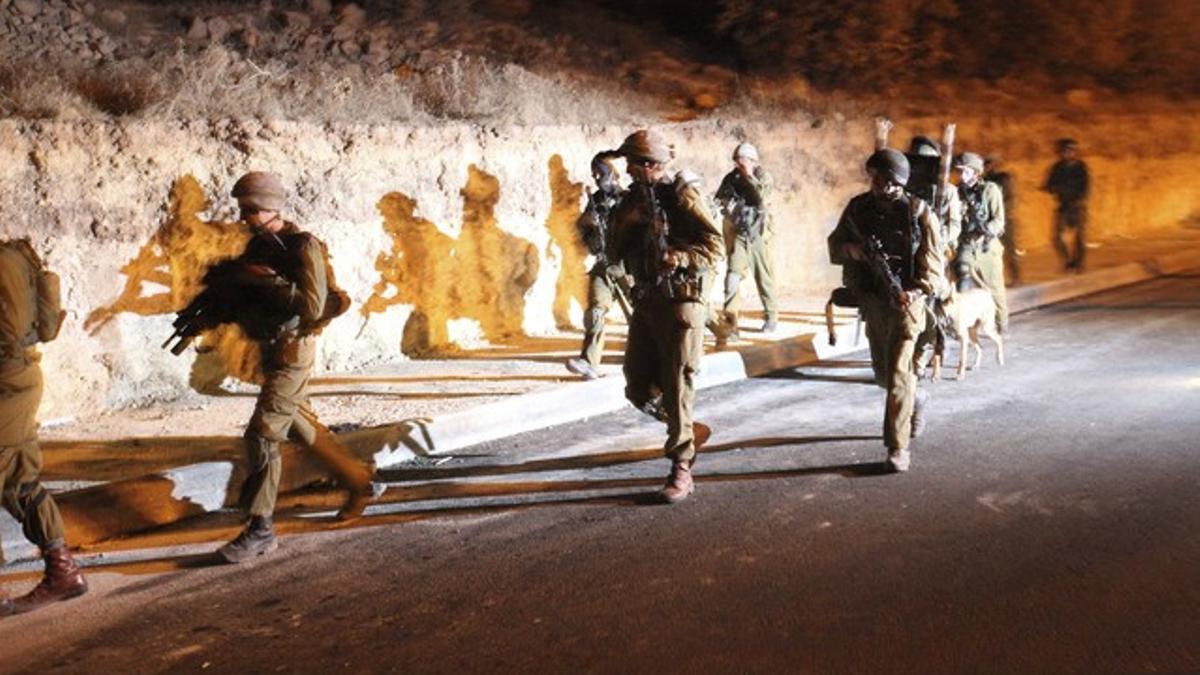 Soldados israelís, durante la redada en la ciudad cisjornada de Hebrón, la madrugada del domingo.