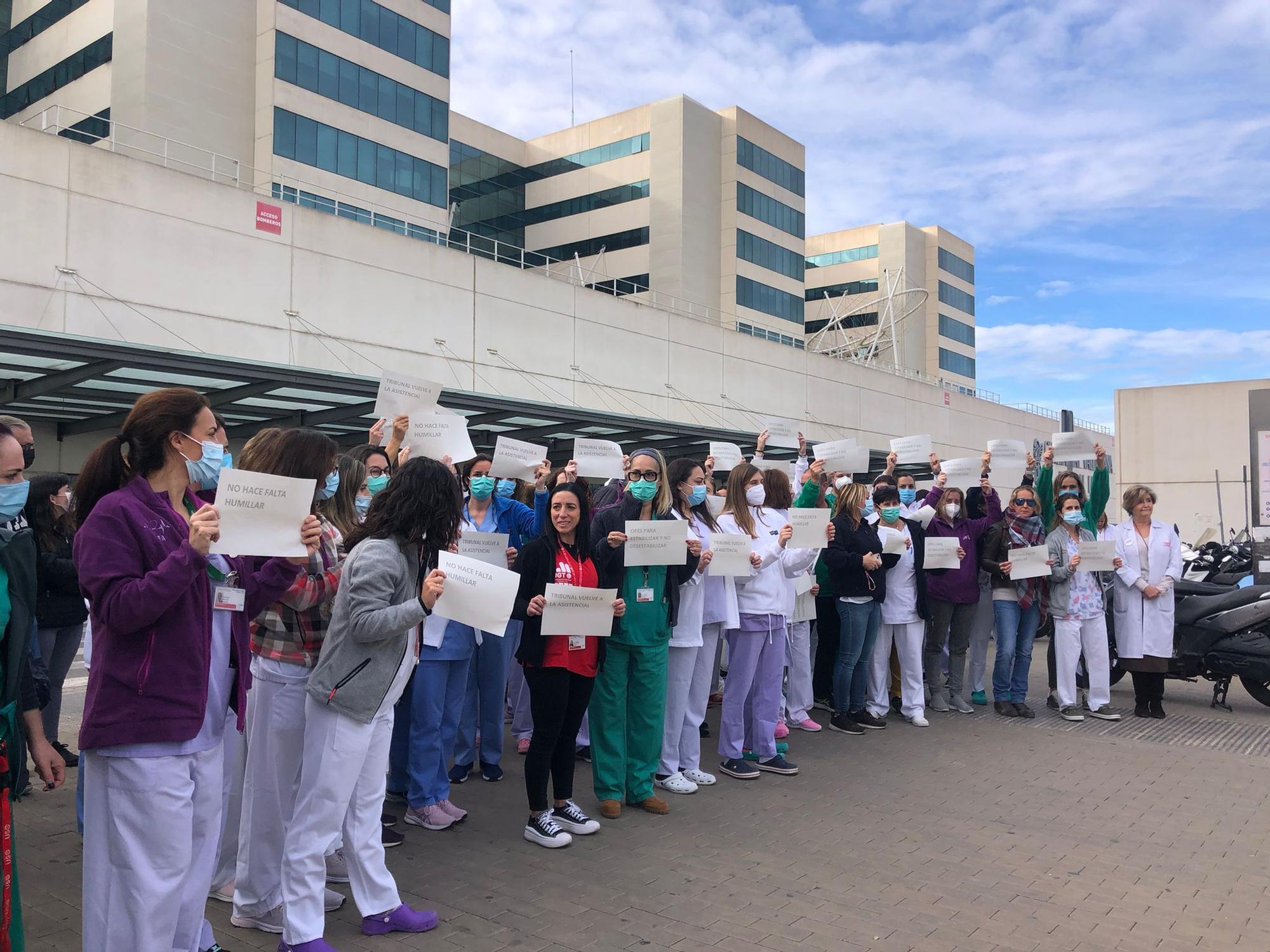 Los sanitarios se manifiestan a las puertas de La Fe por las oposiciones