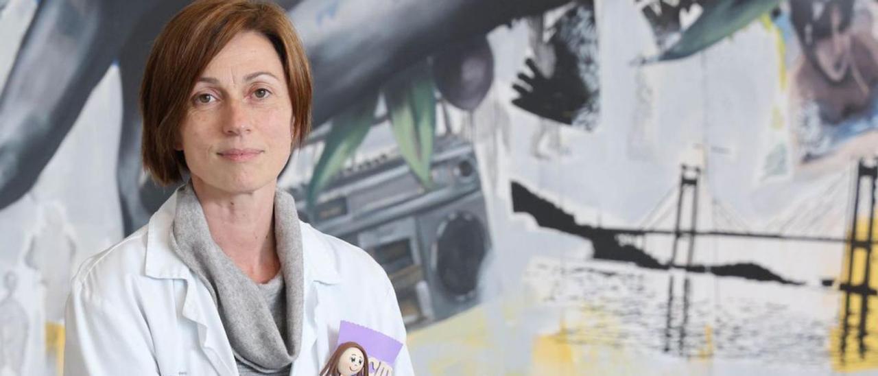 La doctora Lucía Cid, que lleva la consulta de alto riesgo de cáncer de colon. | // ALBA VILLAR