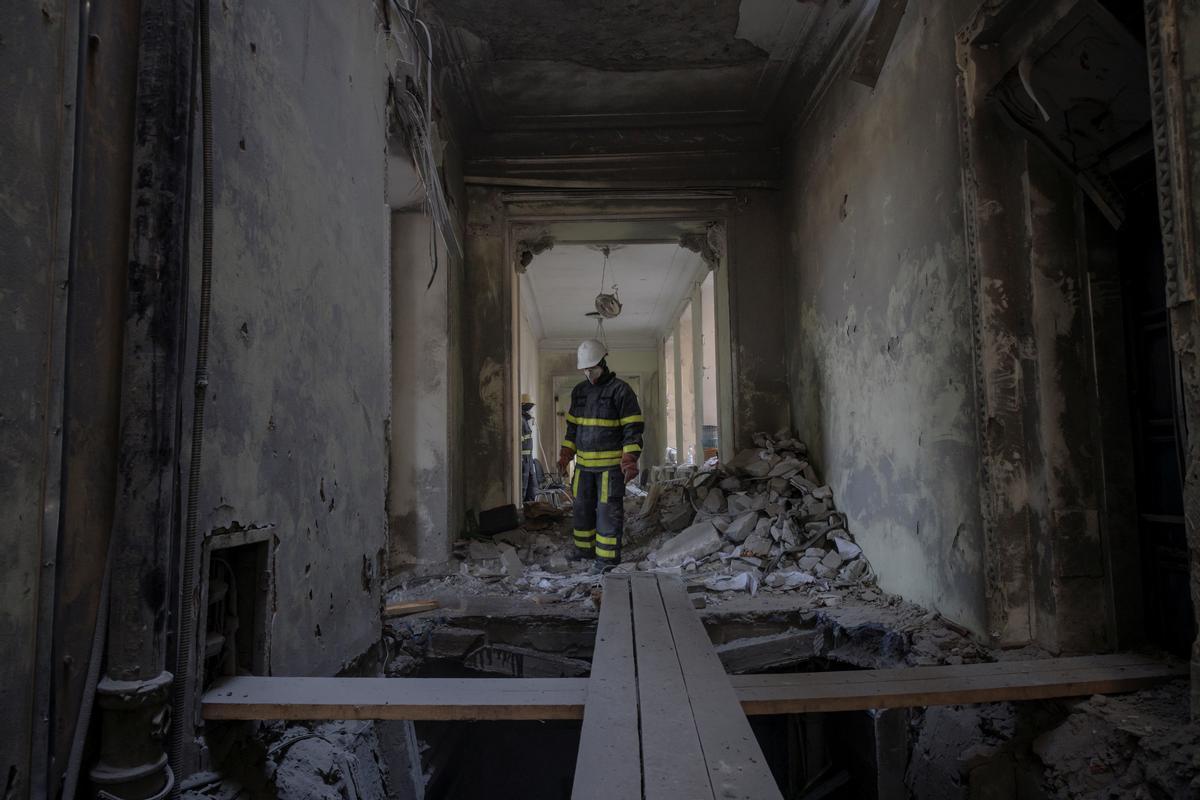 Un trabajador de rescate se encuentra en el edificio de la administración regional gravemente dañado durante los bombardeos mientras continúa el ataque de Rusia contra Ucrania, en Kharkiv, Ucrania.