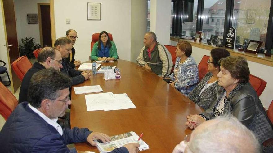 Un momento de la reunión con los dueños de terrenos particulares. // Santos Álvarez