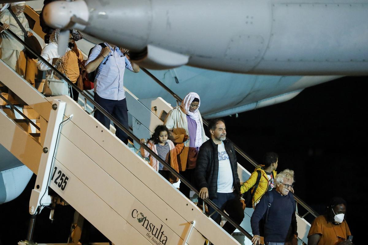 Ciudadanos italianos evacuados de Sudán llegan al aeropuerto militar de Ciampino, en Roma.