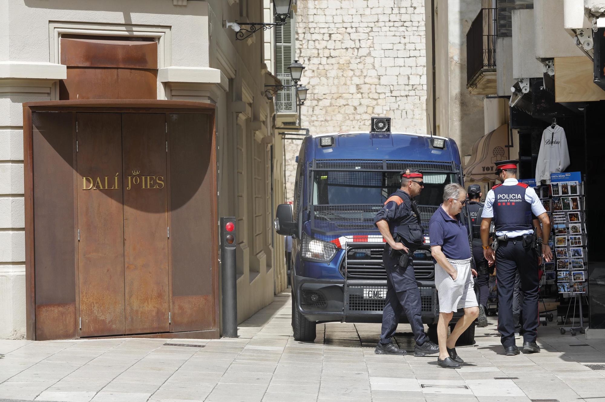 Policies i manifestants per la visita d'Elionor a Figueres