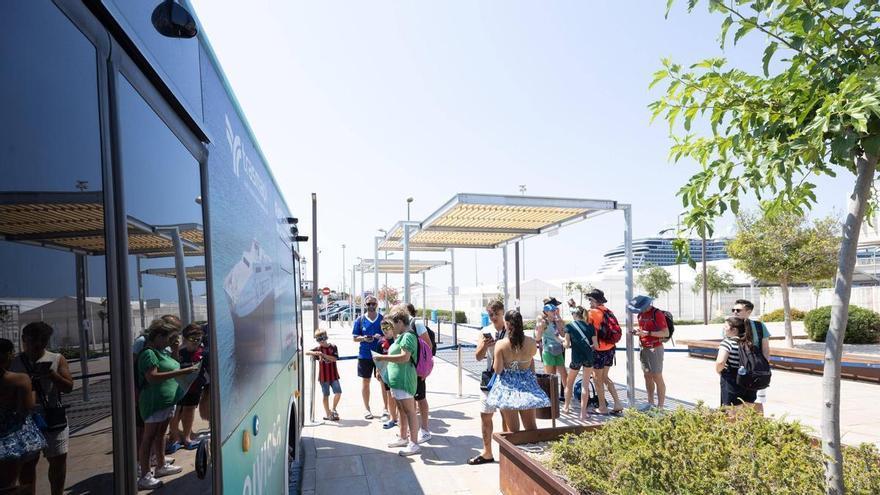 Los cruceristas arribados a Botafoch de Ibiza, en imágenes