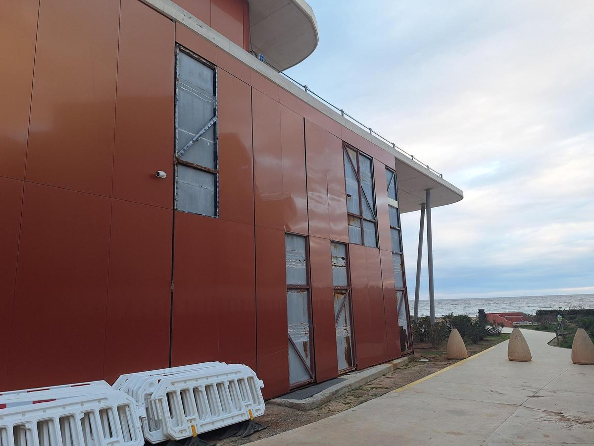 Caída de planchas metálicas del lateral de auditorio Caló de s'Oli