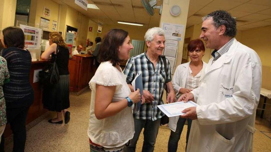 Beloso, Balboa, Núñez y Sánchez, ayer, en la recepción del ambulatorio estradense. // Bernabé/Cris M.V.