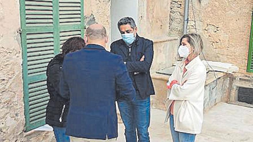 El conseller insular de Turismo del Consell, Andreu Serra, visitó ayer las obras de reforma del antiguo convento de los Dominicos de Lloret de Vistalegre.