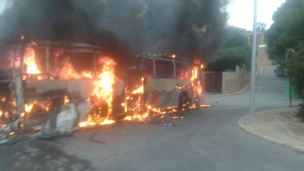 Un autobús arde en Campoamor