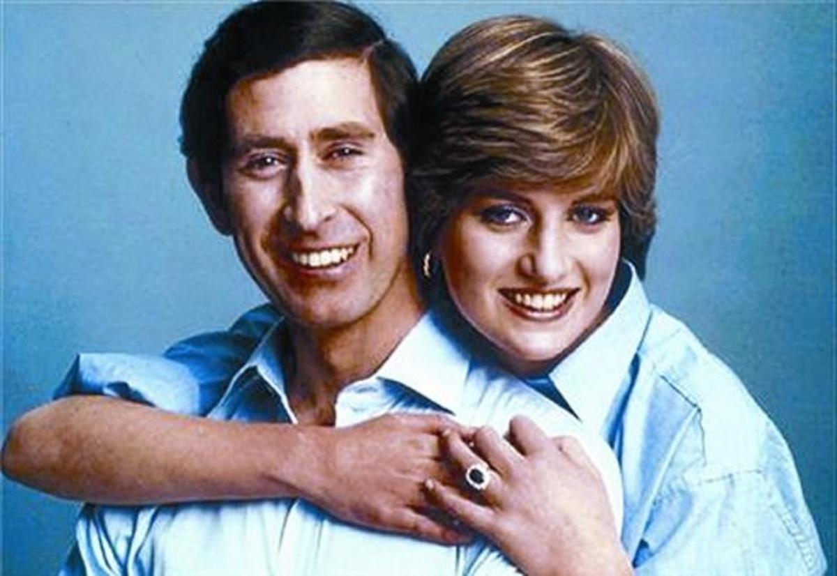 El 24 de febrero de 1981, la casa real británica anuncia el compromiso matrimonial entre Carlos de Inglaterra y la joven Diana Spencer.