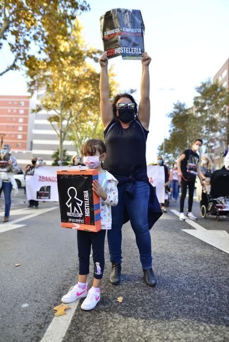 Los hosteleros protestan en las calles de Cartagena sin el apoyo de su patronal