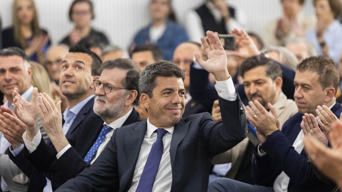 Mariano Rajoy y Carlos Mazón, en un acto en Torrent en 2023.