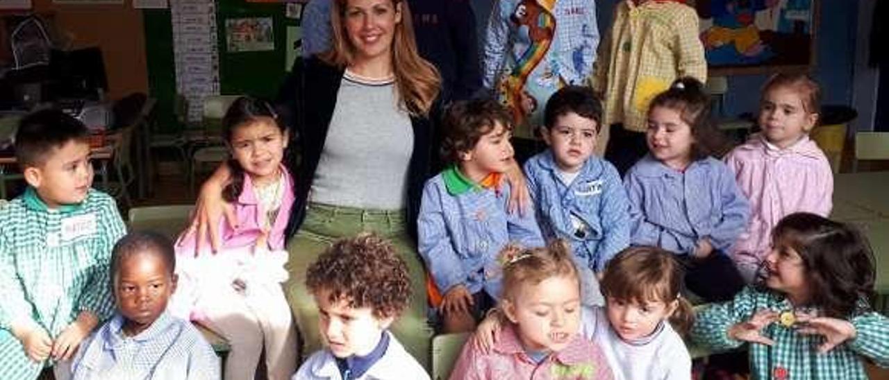Actividad de lectura de cuentos infantiles publicados en LA NUEVA ESPAÑA de Avilés en el colegio Sabugo.