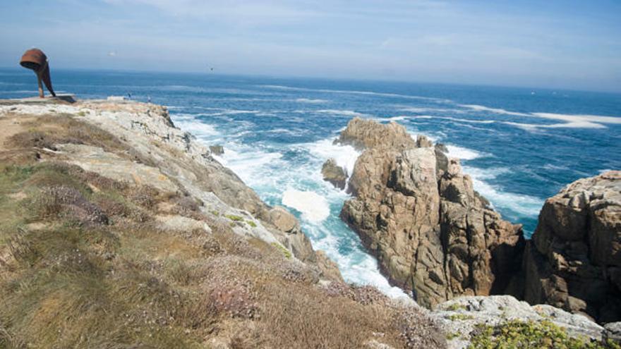 A Rabaleira. &quot;É unha illa en Punta Herminia, mirando cara ó mar, cara a dereita. Esa era a pedra máis querida polo percebeiro Milucho Mariñas. Él, que recorreu toda a costa, dicía que os mellores percebes do mundo non estaban en Corme ou Cedeira, senón nesa pedra, a Rabaleira.&quot;