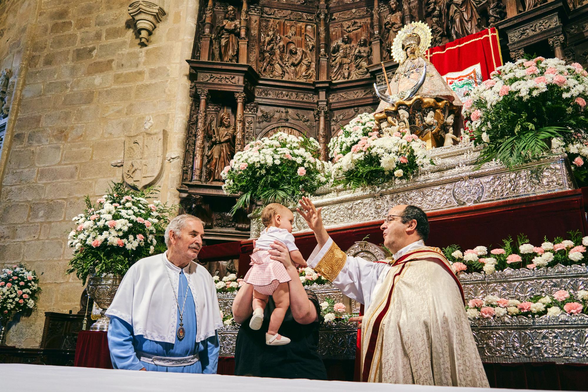 Presentación de los niños a la patrona de Cáceres