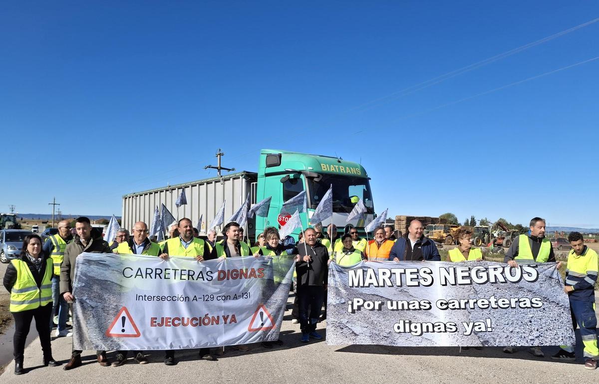 Concentracion de varios vecinos, trabajadores y empresarios de Los Monegros.