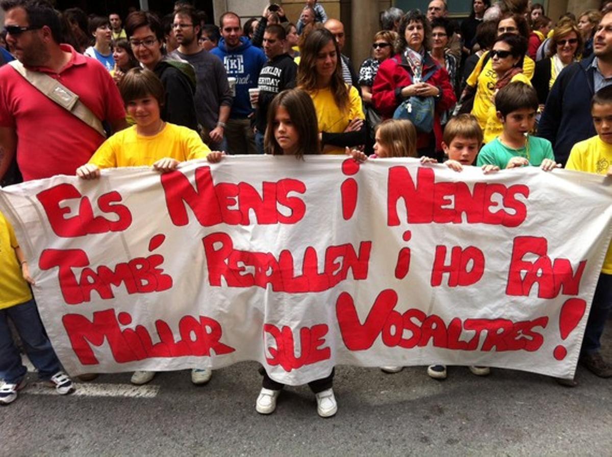 Diversos nens del col·legi Turó de Can Mates, a Sant Cugat del Vallès, protesten per les retallades a la manifestació de Barcelona. Diversos nens del col·legi Turó de Can Mates, a Sant Cugat del Vallès, protesten per les retallades a la manifestació de Barcelona.