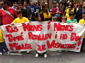 Diversos nens del col·legi Turó de Can Mates, a Sant Cugat del Vallès, protesten per les retallades a la manifestació de Barcelona.