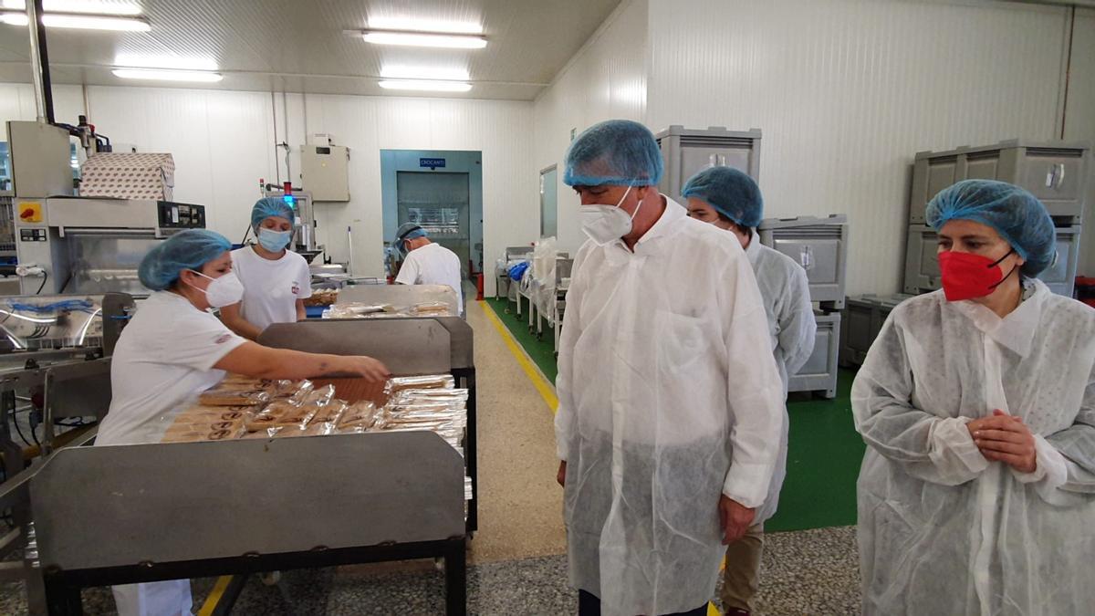 El conseller de Economía visita la fábrica de Picó en Xixona