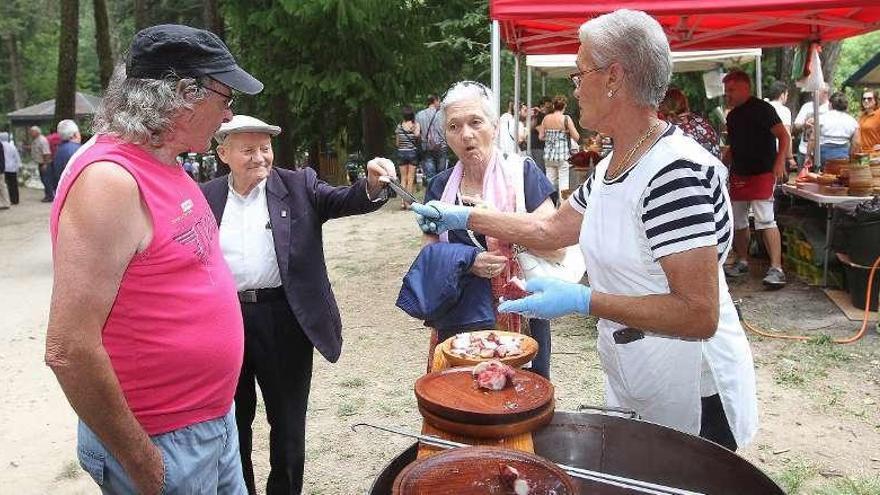 Comensales en una de las carpas instaladas ayer en el parque de O Carballiño. // Iñaki Osorio