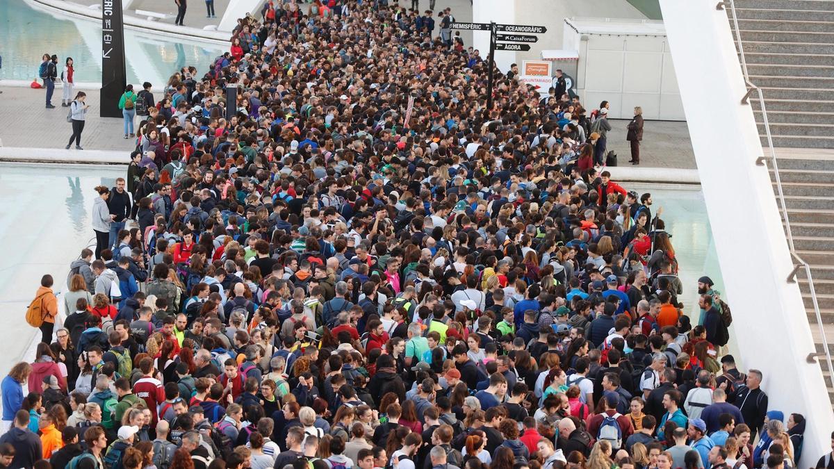 Miles de personas esperan en la Ciudad de las Artes de Valencia salir a ayudar en la zona afectada