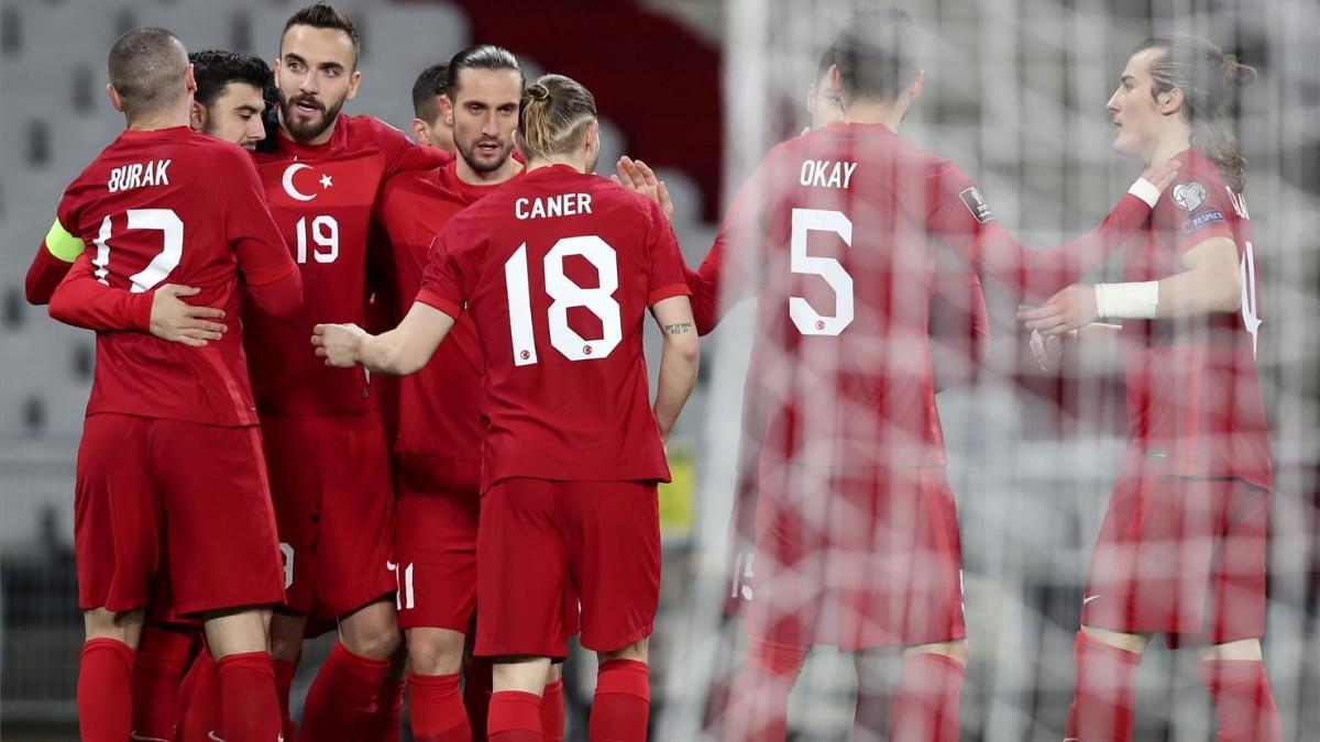 Burak Yilmaz celebra un gol de la selección de Turquia