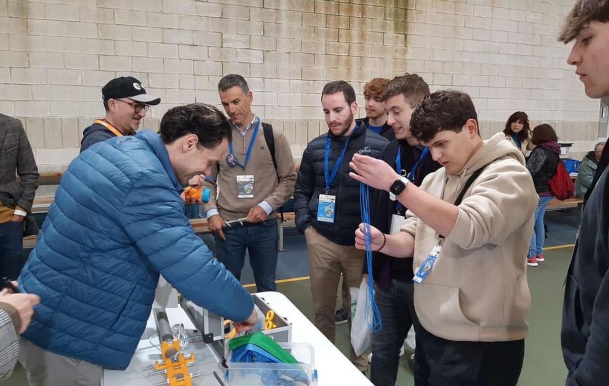 El equipo de Nava, durante las verificaciones del satélite. | L. P.