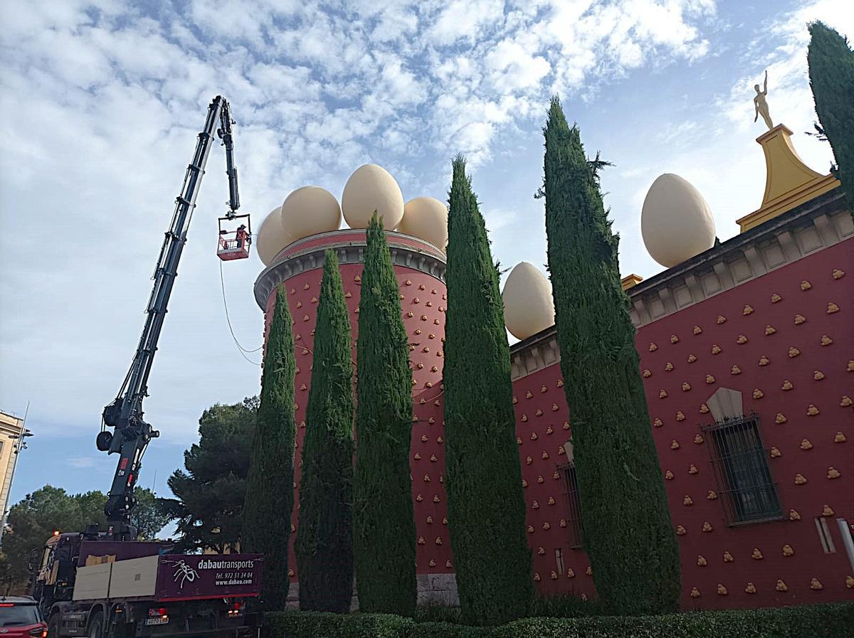 L'operació de neteja vista des de la pujada del Castell