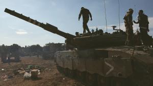 Soldados de Israel sobre un tanque.
