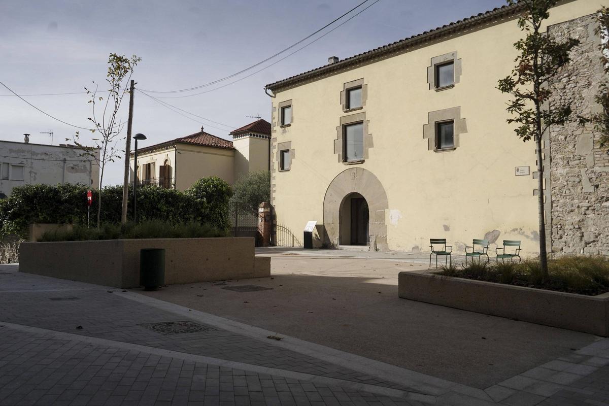 La plaça Aguilar, remodelada, amb l'edifici de ca l'Aguilar al fons