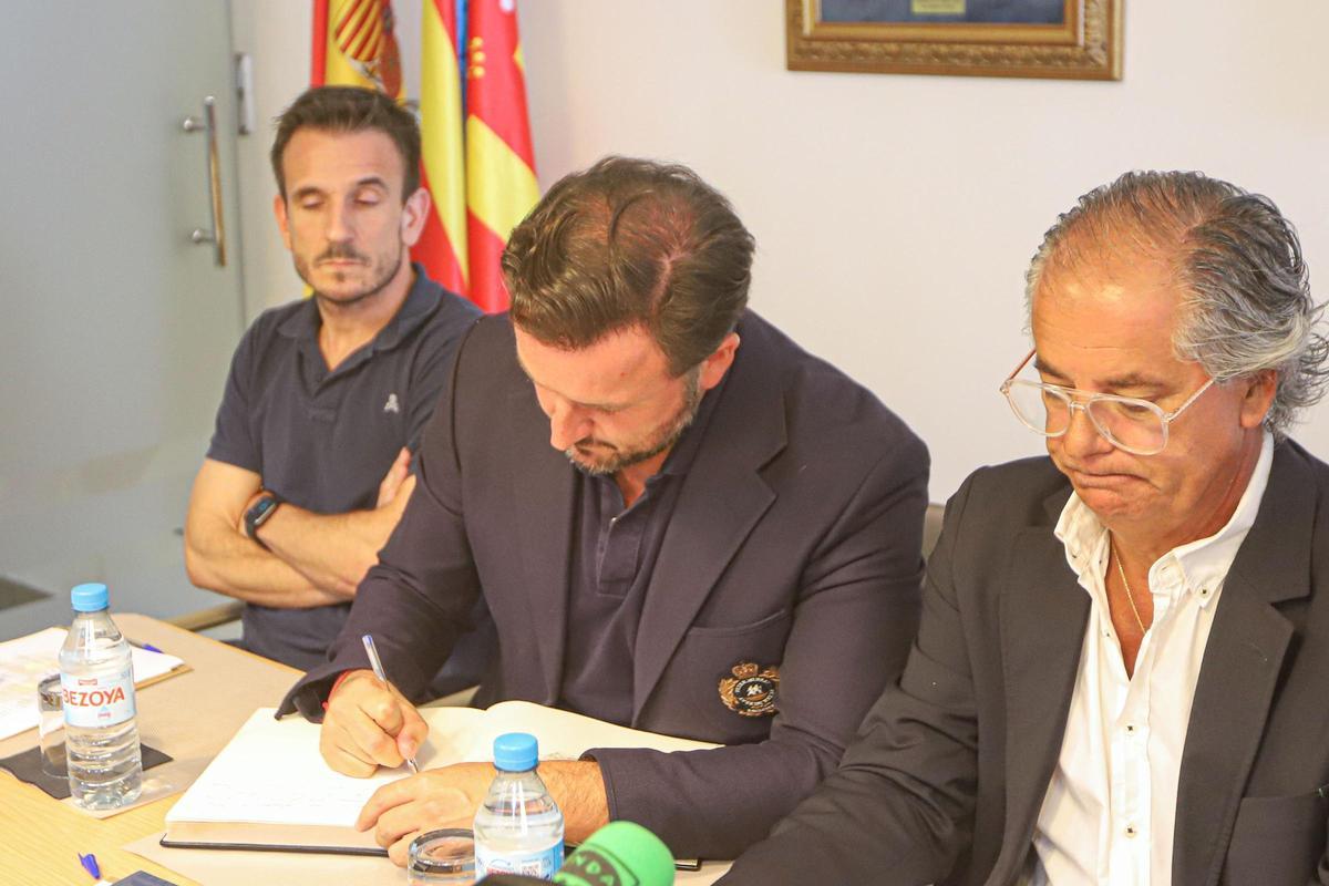 El alcalde Ruz firma el acuerdo con Paco Pico, en una imagen del pasado año