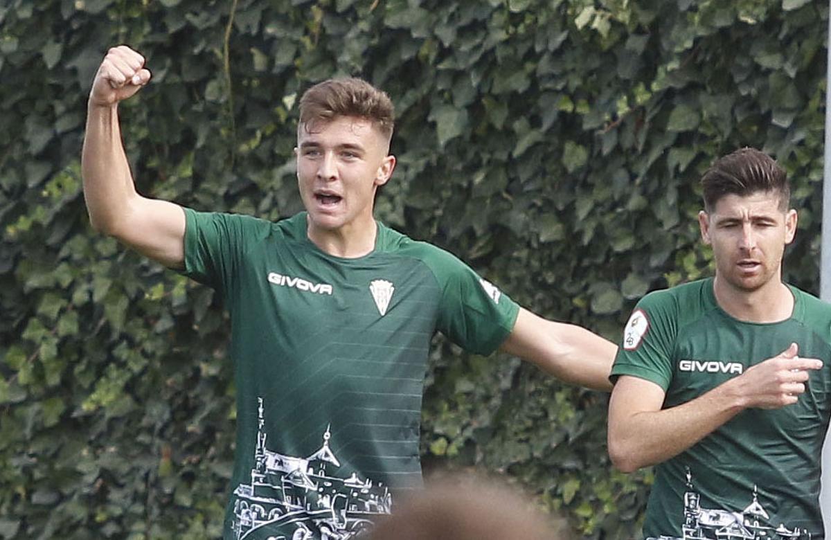 Alberto del Moral celebra un gol al Recreativo Granada con Javi Flores.