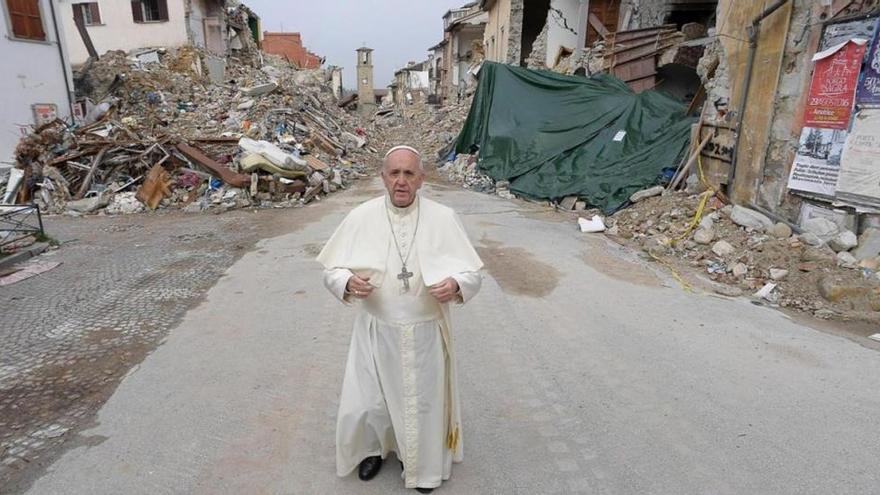 El Papa en Amatrice: &quot;He esperado a venir a veros porque no quería molestar&quot;