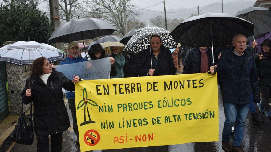Imaxe dunha pasada manifestación en contra dos parques eólicos.
