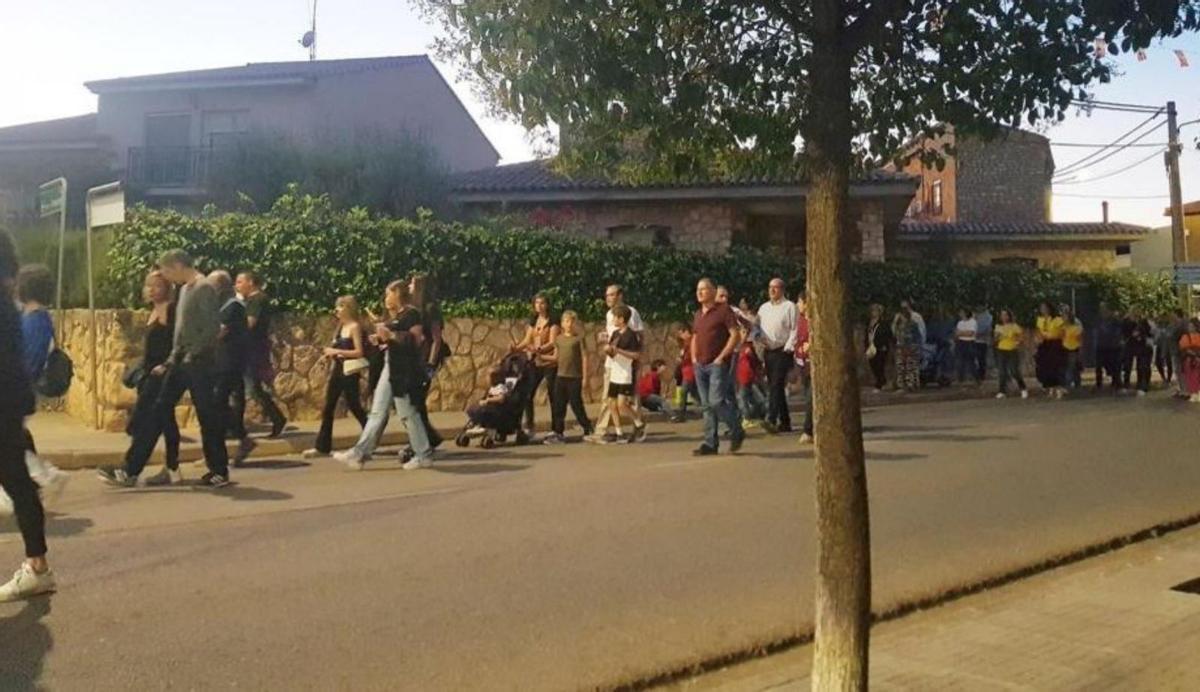 Vecinos y visitantes recorren la localidad con las peñas y la charanga.