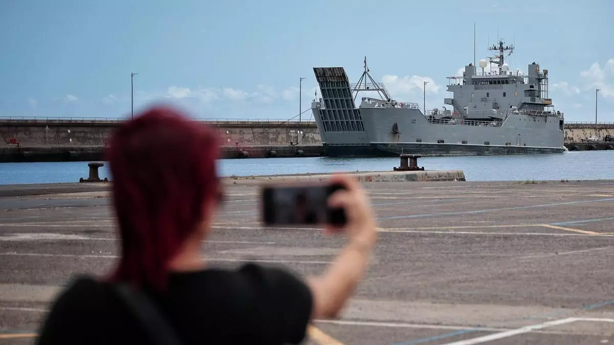 Un buque militar estadounidense con capacidad para 15 tanques de guerra, en el Puerto de Santa Cruz de Tenerife