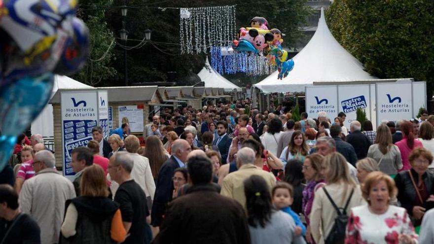 Ambiente en el paseo de los Álamos, durante el Gastromateo de 2014.