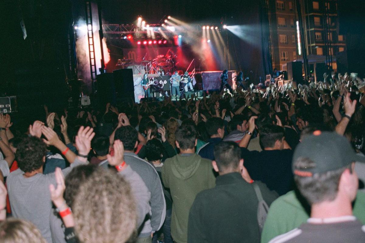 Concierto de unos incipientes "Mago de Oz" en el Derrame Rock de Langreo, en el año 2000.