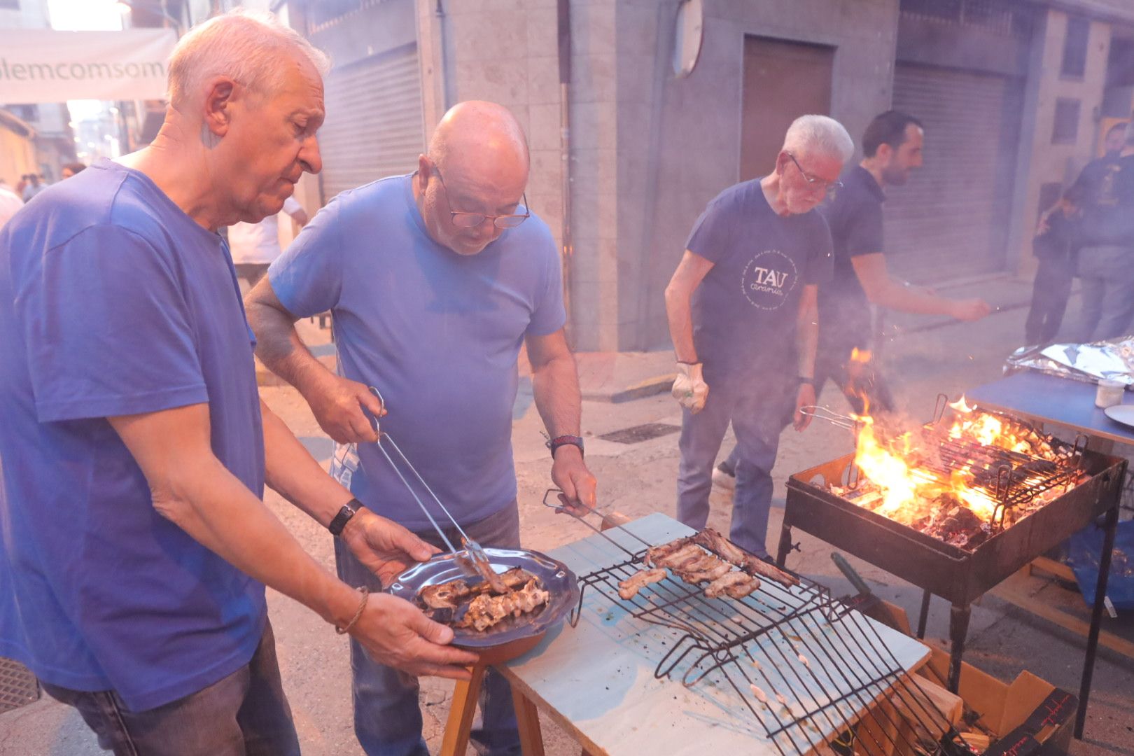 FOTOGALERÍA I Las imágenes de la Nit de la Xulla y del encuentro de elaboración de allioli de las fiestas de Vila-real