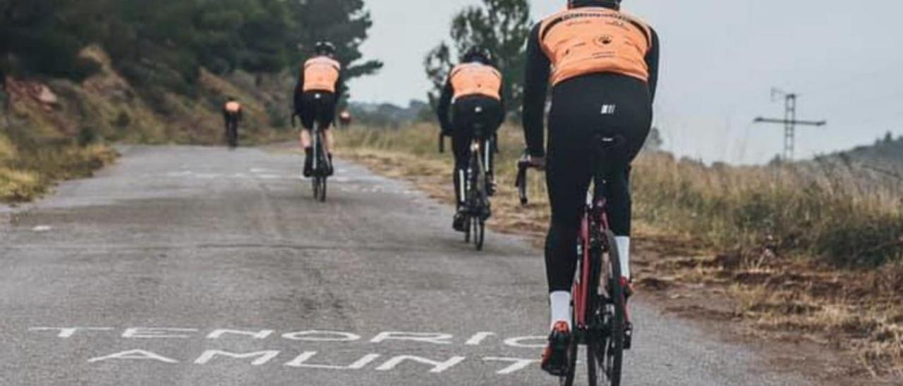 Cicloturistas con el maillot del Gran Fondo. | LEVANTE-EMV