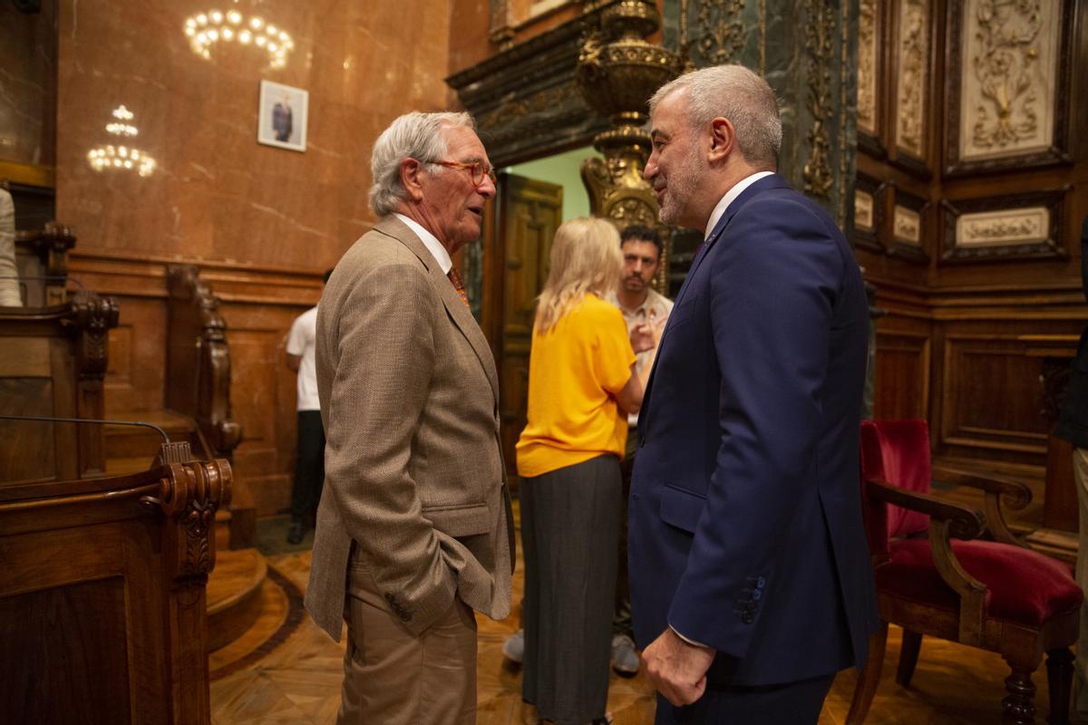 En el primer pleno del mandato, el nuevo alcalde Jaume Collboni saluda a Xavier Trias