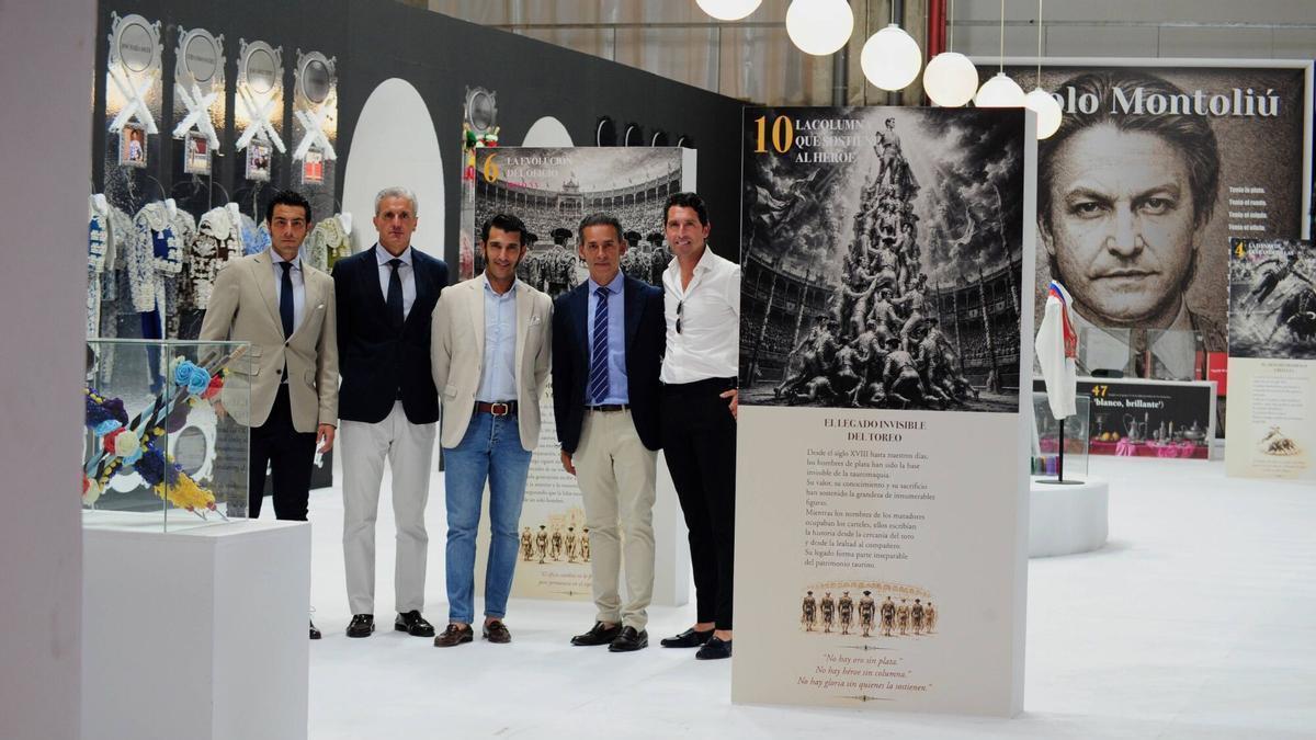 De izquierda a derecha: Jesús Díez 'El Fini'; José Manuel Montoliu; Fernando Sánchez; Javier Valdeoro y Abraham Neiro en la exposición 'Toreros de plata' en Ecuextre 2026.